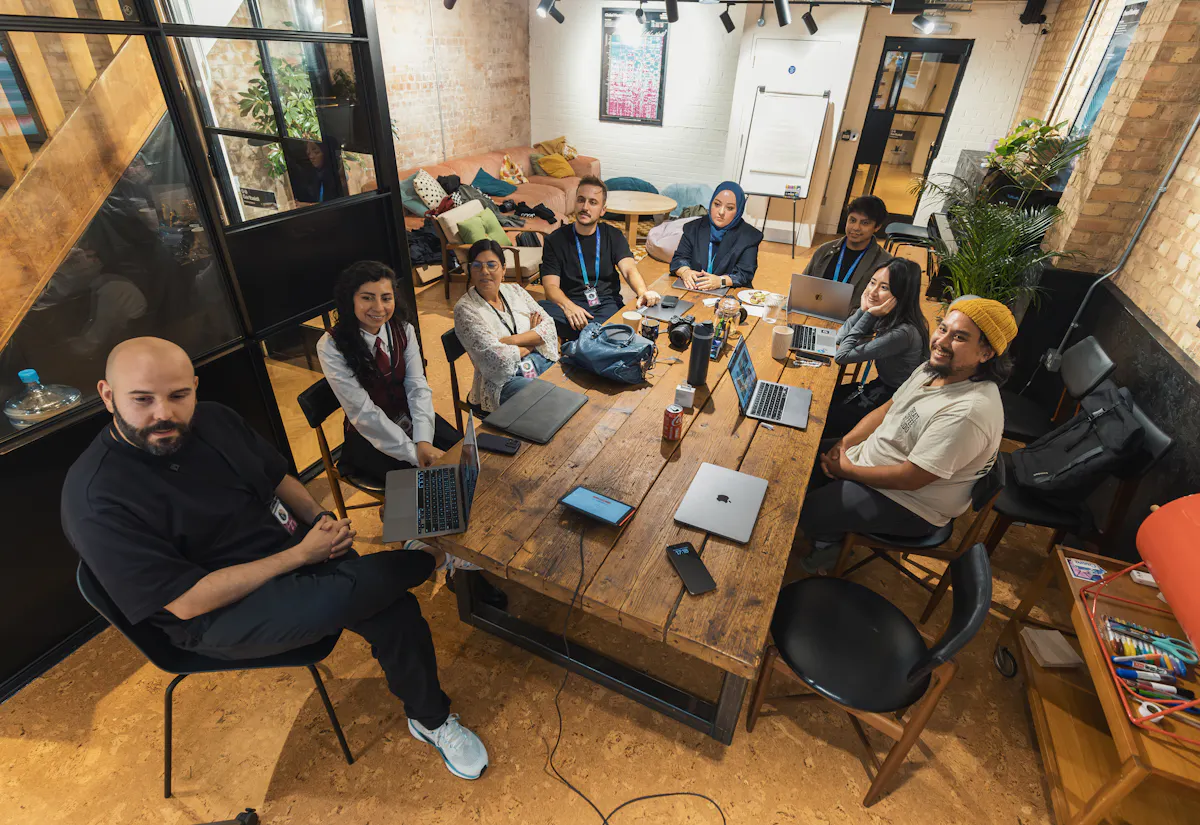 Equipe colaborando em um ambiente de trabalho